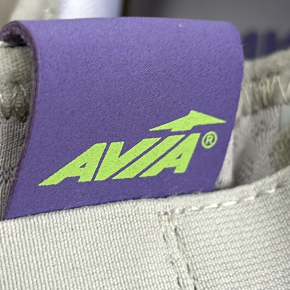 Avia women’s sneakers with Velcro strap closure. Size 8. - Picture 2 of 8